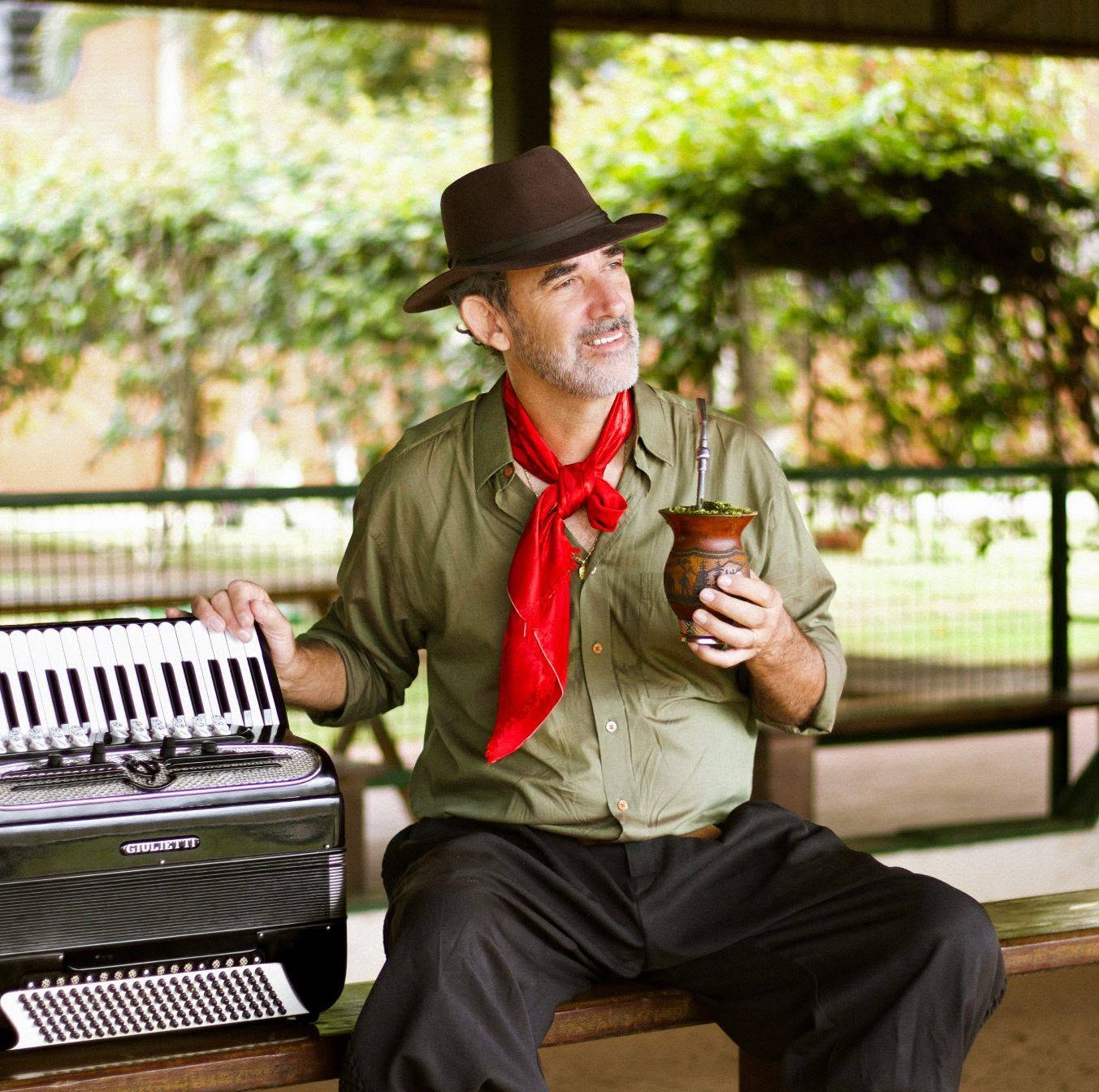 Luiz Corrêa tocando acordeon