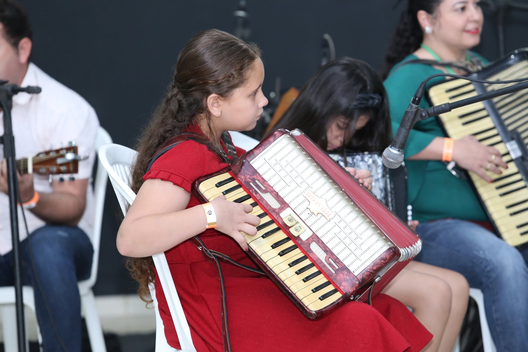 Luiz Corrêa durante aula de acordeon